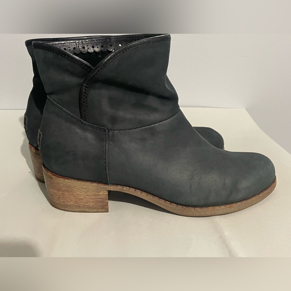 UGG AUSTRALIA DARLING S/N 1005898 DARK GRAY LEATHER CHUNKY HEEL BOOTS Size 8.5